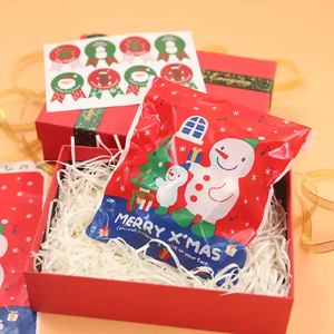 Coffret cadeau de Noël pour animaux de compagnie avec un Père Noël et un bonhomme de neige en peluche, une balle à mâcher en caoutchouc pour chiens, une baguette de jeu pour chats et un sac cadeau de Noël - Product Image 2