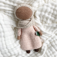 Poupée Musulmane Amigurumi Faite Main au Crochet avec Hijab, Jouet Islamique Rembourré pour Filles, Cadeau de Ramadan pour Enfants