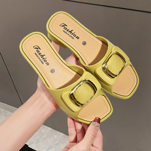 Sandales plates d'été confortables en liège avec boucle métallique pour femmes, idéales pour la plage et les loisirs (vente en gros) - Product Image 2