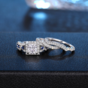 Anillo de Diamantes de Oro Blanco para Mujer Q922, Corte Princesa, Color D Natural, con Piedras Laterales de Zafiro, Anillo de Compromiso - Product Image 2