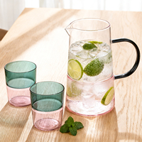 Ensemble de carafes en verre superposées bicolores avec poignée noire, idéal pour l'eau froide, les jus et le thé glacé