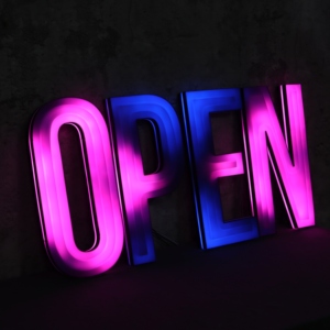 RGB mở <span class=keywords><strong>led</strong></span> chữ ký tùy chỉnh ma thuật màu sắc bảng chữ cái thắp sáng acryliv cửa hàng dấu hiệu <span class=keywords><strong>LED</strong></span> ánh sáng lên chữ - Product Image 2