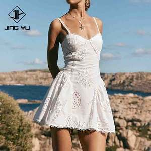 Vestido Mini Personalizado OEM, Estilo Retro de Playa, con Bordado Calado y Tirantes Acolchados, Alta Calidad, 100% Algodón - Product Image 1