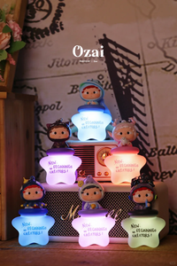 Heyone Ozai NEW BEGINNINGS CREATORS Llaveros <span class=keywords><strong>de</strong></span> Peluche <span class=keywords><strong>de</strong></span> PVC en Caja Sorpresa, Colgante Luminoso con Luz Nocturna, Juguete <span class=keywords><strong>de</strong></span> Moda Unisex para Cumpleaños - Product Image 3