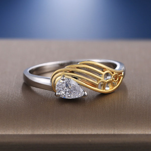 Anello Bicolore da Donna con Cristalli, Regolabile, Tono Oro, Gioiello Elegante per Uso Quotidiano - Product Image 5