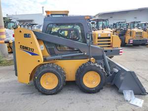 베일 핸들러 부착물이있는 소형 1.2 톤 스키드 스티어 로더 CDM312 - Product Image 3