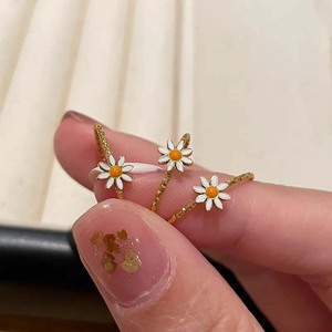 <span class=keywords><strong>Anello</strong></span> sottile con motivo in pizzo alla moda PVD placcato oro 18k in acciaio inossidabile sottile a goccia margherita <span class=keywords><strong>anello</strong></span> in rilievo donna - Product Image 2