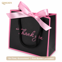 Sac cadeau en papier personnalisé OEM de luxe noir et rose avec bordure en satin, poignée en corde tressée et inscription « Merci » pour bijoux de mariage