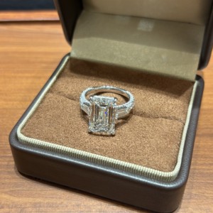 Anello con Diamante Sintetico Taglio Smeraldo IGI 3ct 5ct 9ct 10ct, Anello di Fidanzamento e Matrimonio di Lusso a Tre Pietre in <span class=keywords><strong>Oro</strong></span> 14k 18K per Donne - Product Image 3