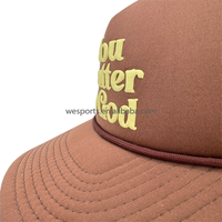 Casquette de camionneur camouflage sport avec broderie de logo personnalisée, chapeau en maille ajusté uni et coloré avec mousse, style tendance pour une utilisation en plein air et à la plage
