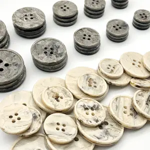 Disegni di moda bottoni in resina bottone da cucire a 4 fori a forma speciale per indumento bottone in plastica rossa con decorazione artigianale fai-da-te