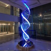 Sculpture en acier inoxydable poli sur mesure, thème double hélice de l'ADN, découpe laser, interprétation de la lumière et des ombres, code