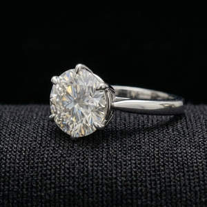 Anillo moderno de platino con diamantes, con un brillo discreto y una banda de ajuste cómodo y suave, para compromiso y elegancia diaria. - Product Image 3