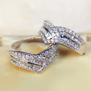 Anello di Fidanzamento Q651 per Donna in Oro Bianco con Diamanti Taglio Baguette e Pietre Laterali Naturali Colore D - Product Image 2