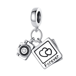 Breloques pendentifs style tourisme, avion, bagage, appareil photo, en cuivre plaqué argent, pour bracelets DIY, directement <span class=keywords><strong>de</strong></span> l'usine <span class=keywords><strong>de</strong></span> bijoux - Product Image 1