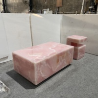 Ensemble de tables basses en marbre onyx rose naturel sur mesure, luxe, translucide, avec piédestal en pierre, table centrale et table d'appoint