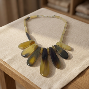 Collier classique en corne de buffle avec perles jaunes et noires - Bijoux unisexes pour anniversaire - Product Image 3
