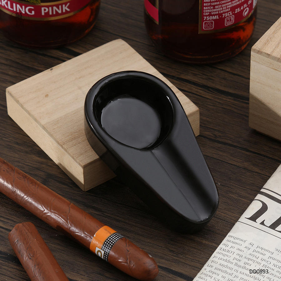 Noir, pas de bordure dorée, pas de motif