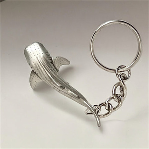 Llaveros de tiburón de diseño personalizado, material metálico, acabado de alta calidad, MOQ bajo, su logotipo grabado, ideal para uso promocional - Product Image 2