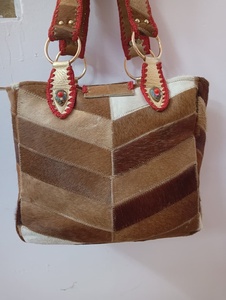 Bolso de Mano de Cuero Genuino para Mujer, Color Marrón, Hecho a Mano, con Forro de Algodón Suave, Cierre de Cremallera Resistente y Detalle de Pluma - Product Image 3