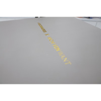 Boîte cadeau rigide en papier recyclable avec logo personnalisé en relief, doublure en éponge, finition brillante, noir mat, fermeture magnétique