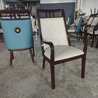 Fauteuil en bois massif de style nouveau avec dossier haut et couverture souple en cuir pour salle à manger à la maison et restaurant d'hôtel