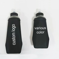 Bouteille d'eau pliable en TPU avec logo personnalisé, couleurs noir, bleu, blanc : légère et portable pour toutes les aventures