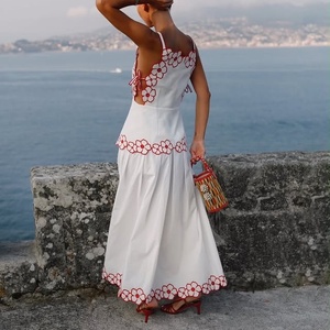 Ensemble <span class=keywords><strong>2</strong></span> <span class=keywords><strong>pièces</strong></span> blanc pour <span class=keywords><strong>femme</strong></span> avec broderie florale <span class=keywords><strong>rouge</strong></span> ajourée, haut à fines bretelles et jupe longue à jambes larges, tenue de vacances, personnalisation disponible - Product Image 3