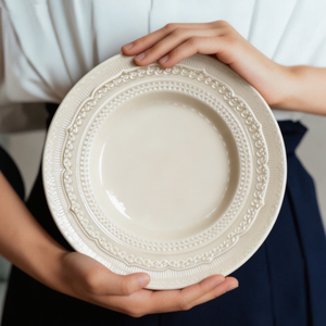 Platos llanos de cerámica repujada de estilo vintage para bodas francesas, elegantes platos base de encaje de estilo barroco. - Product Image 2