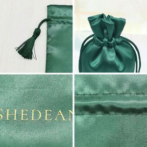 Pochette à cordon en satin à double face avec logo personnalisé, en fausse soie verte, pour le rangement de la lingerie et l'emballage de cosmétiques - Product Image 4