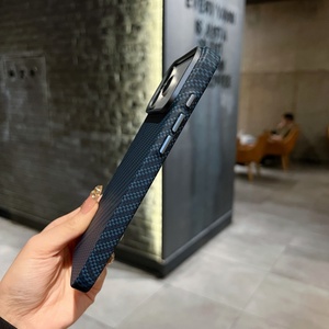 Étui de téléphone magnétique en fibre de carbone texturée avancée pour iPhone 17 15 16 Pro Max 17 Air, coque fine antichoc en PC avec chargement sans fil - Product Image 5