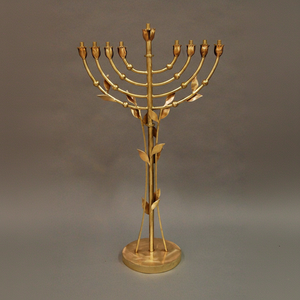 "Menorah en bronze unique avec des motifs de feuilles et de branches, une prise artistique sur un design traditionnel, à des prix de gros. - Product Image 1