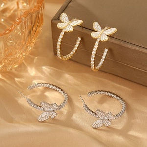 Boucles d'oreilles clous papillon blancs luxueux, super scintillantes, micro-zirconiums tridimensionnels incrustés, élégantes, effet goutte de glaçure, tendance - Product Image 3