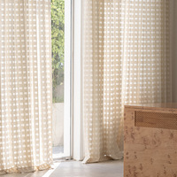 Le salon est équipé de rideaux en lin et de voilages. Le balcon est équipé de nouvelles moustiquaires.
