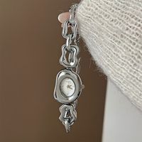 Nouvelles montres-bracelets vintage personnalisées pour femmes, filles, étudiantes, bijoux mignons, bracelets, montres cool pour femmes avec forme spéciale