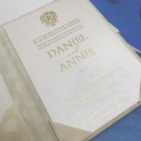 Ensemble d'invitations de mariage élégantes personnalisées avec monogramme, dorure à chaud, code QR, invitation en velours, folio exquis, invitation de célébration de mariage