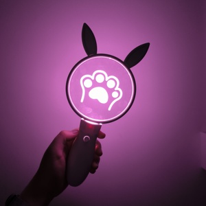 แท่งไฟอะคริลิคแบบกำหนดเอง รีโมท RGB เปลี่ยนสีได้ ไฟ LED สีดำชมพู ไฟฉายพกพาสำหรับเชียร์ ของชำร่วยงานปาร์ตี้ วัสดุ ABS - Product Image 6