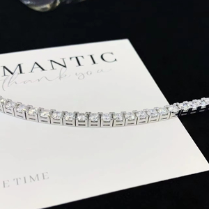 Best Woman Gift Ideas for Thoughtful, Stylish Giving
