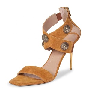 Sandalias de tacón de aguja de gamuza marrón para mujer, con decoración metálica, tacón alto, cremallera trasera y tira única, estilo zapatos de vestir - Product Image 3