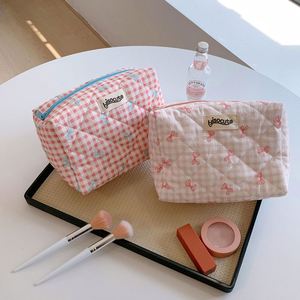 Bolsa de Aseo Portátil de Gran Capacidad, Bolsa de Maquillaje con Diseño a Cuadros y Lazo, Estuche para Cosméticos de Alta Gama - Product Image 4
