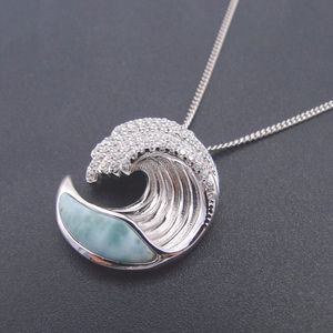 Colgante Hawaiano de Plata de Ley 925 con Diamantes Pavé, Circonita Cúbica y Piedra Larimar Azul, Diseño de Ola Oceánica - Product Image 3