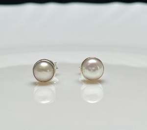 Pendientes delicados y minimalistas de plata de ley con perlas, elaborados con madreperla natural, joyería para uso diario y opción de regalo pensada. - Product Image 5