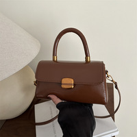 Sac carré mini rétro en cuir huilé texturé, élégant, avec fermoir métallique, portable, à porter à la main ou en bandoulière, pour le quotidien