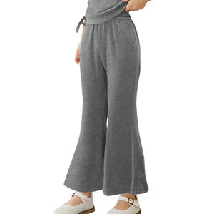 กางเกงขาบานทรงมินิมอลสำหรับเด็กผู้หญิง ดีไซน์เรียบง่ายด้วยเส้นสายที่เรียบเนียนและผ้าถักเนื้อนุ่ม เหมาะสำหรับตู้เสื้อผ้าแบบแคปซูลและการแต่งตัวแบบเรียบง่าย - Product Image 1