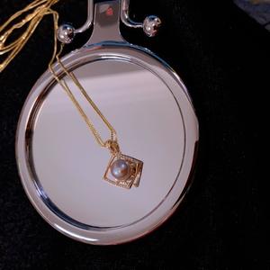 Collar Versátil de Perlas Naturales de Agua Dulce con Colgante Cuadrado en Oro de 14K, Estilo Simple y Elegante para el Día a Día - Product Image 4