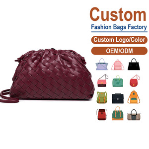 Bolso bandolera tejido de cuero sintético auténtico – Color burdeos con textura tejida a mano, silueta distintiva y vanguardista - Product Image 1