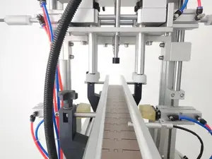 ماكينة تغطية زجاجات الرذاذ إغلاق ملفوف ملولب شبه أوتوماتيكي لسطح المكتب