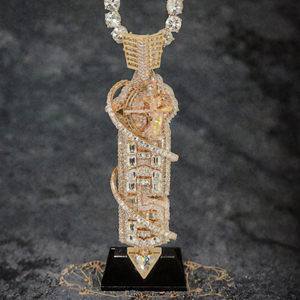 Collier pendentif de luxe pour homme, plaqué or jaune, avec détails pavés taille baguette, bijoux streetwear audacieux - Product Image 4