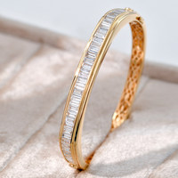 Bracelet demi-bague en or massif 18 carats style Dua Lipa, collection Hailey, avec diamants baguette, série High Auction Archive