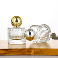 Flacon de parfum rectangulaire en verre vide haut de gamme 50 ml avec bouchon à sertir, motif rayé, couvercle noir de luxe, pulvérisateur à pompe, diffuseur à bâtonnets personnalisé